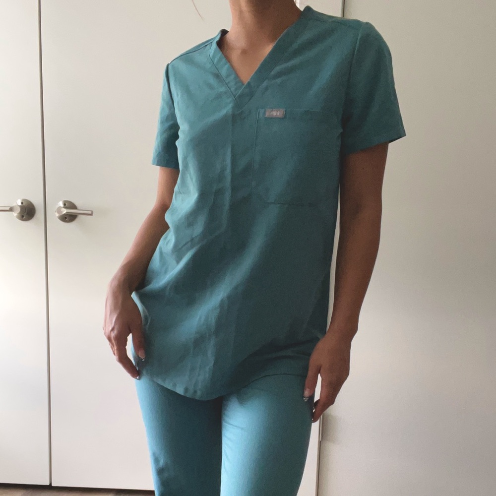 FIGS Eucalyptus FreeX Scrub Top & Yola Skinny Scrub Pants 2.0 Set